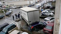 Un cami�n arrolla 7 turismos y choca contra una nave de ata�des en Milladoiro