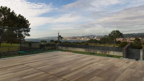 La amplia terraza de la planta superior tiene unas impresionantes vistas