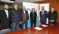 Represntantes de CaixaBank y de Axober, ayer en Carballo. 