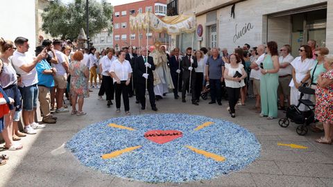 Procesión de Corpus saliendo de la iglesia de Santa Baia de Boiro, alfombras florales