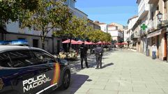 Fotograf�a de archivo de dos agentes de polic�a en una calle del centro de Monforte, que es la zona en la que se produjo el robo