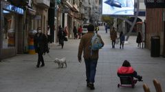 Una calle del centro urbano de Bueu, localidad con una incidencia a 7 d�as que supera los 300 casos de covid por cien mi habitantes