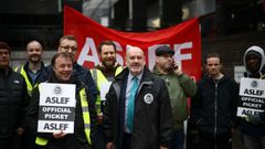 Piquete de trabajadores en la estaci�n de Euston, Londres.