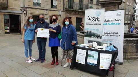 Jes�s Garc�a, presidente de Radio Taxi, entreg� la recaudaci�n a Teresa Gonz�lez Salvadores, presidenta de la Asociaci�n Compostelana de Esclerosis M�ltiple