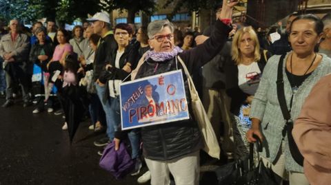 Vostede  o pirmano, recoga la pancarta que una mujer llevaba al cuello.