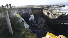 El &uacute;ltimo gran desprendimiento en la playa de As Catedrais junto a los ic&oacute;nicos arcos, a finales del a&ntilde;o 2020