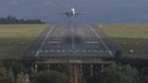 Un avin despegando del aeropuerto Rosala de Castro-Lavacolla, en Santiago
