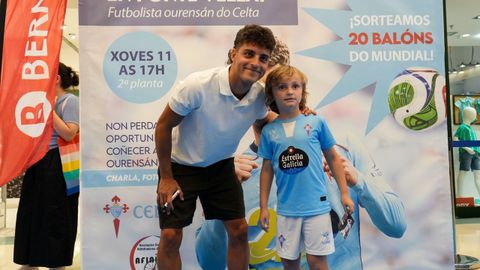 Visita de Hugo �lvarez, jugador del Celta, al centro comercial Ponte Vella