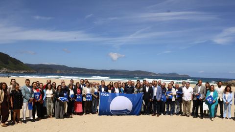 Imagen de grupo de los representantes municipales que recibieron este mi�rcoles las banderas azules que ondear�n en sus playas, en el arenal mari�ano de Esteiro (Xove), a donde se desplazaron el presidente de la Xunta, Alfonso Rueda, y el de la Adeac, Jos� Palacios