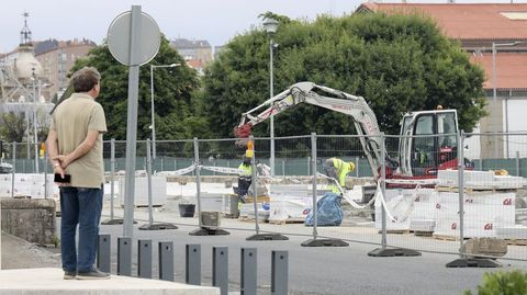 Trabajos de disposici�n del nuevo pavimento en el tramo donde ya se derrib� la muralla.