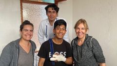 Las cirujanas del Chuac Namibia Sanluis Verdes y Velsa Fern&aacute;ndez Blanco, con V&iacute;ctor, el chico de 14 a&ntilde;os con los dedos seccionados por un machete, y&nbsp;Ricardo Adam, m&eacute;dico del Hospital de San Carlos, en Altamirano, donde lo operaron
