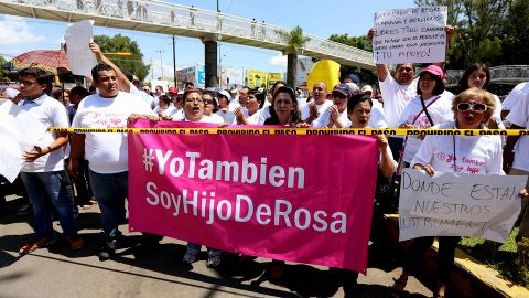 Alrededor de 250 personas marchan por las calles de la ciudad mexicana de Zamora para defender a la fundadora del albergue para menores La Gran Familia, Rosa del Carmen Verduzco, conocida como �Mam� Rosa�, detenida el martes pasado en un operativo federal