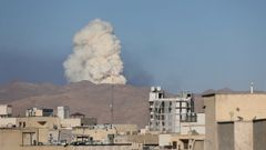 Un ataque israel provoca una humareda en el cielo de Tehern.