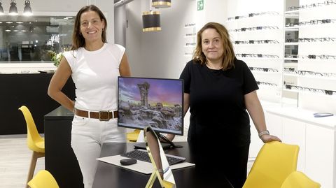 Bel Torres y Salomé Raviña están detrás de Bera Óptica (nombre que hace un guiño a las primeras letras del nombre de la santiaguesa y del apellido de la boqueixonesa), un nuevo establecimiento ubicado en la rúa de Alfredo Brañas, 2. Especializadas en la salud visual, cuentan con la mejor tecnología en optometría y un servicio cercano.