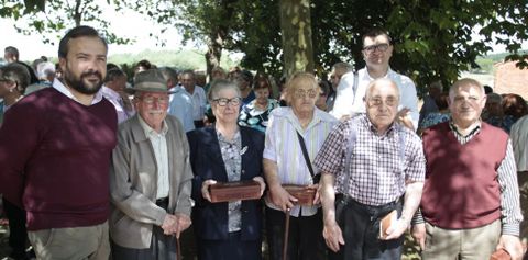 El alcalde y el concejal de Ocio entregaron los reconocimientos a las personas de ms edad. 