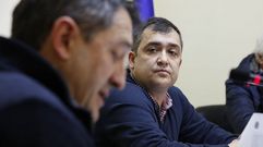 El secretario (en primer plano) y el alcalde en el pleno de febrero