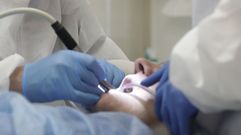 En una imagen de archivo, una intervenci�n en el dentista.