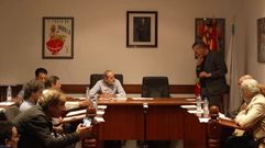 Isaac Prez, de pie, durante su toma de posesin como concejal.