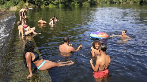 J�venes disfrutando de un ba�o en el Piago