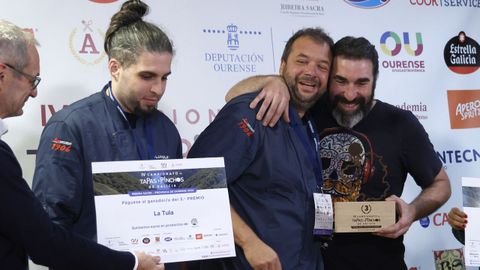 Los cocineros de La Tula, de Vigo, recogiendo el tercer premio a la mejor tapa de la cuarta edición del Campeonato de Tapas y Pinchos de Galicia.