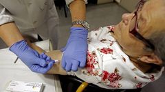 Una de las primeras pacientes que acudi� a vacunarse a un centro de salud en A Coru�a.