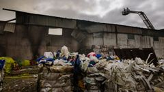 Labores de extinci�n de un incendio industrial en dos naves de reciclaje de Bentraces