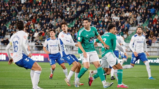 Imagen de la derrota del Racing frente al Tenerife en A Malata.