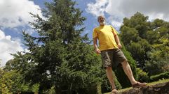 �Cuando plant� el abeto med�a cinco cent�metros y ahora supera la casa�