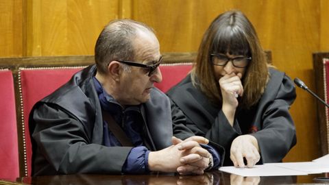 El abogado hablando con su letrada durante el segundo juicio que se celebr en la Audiencia el pasado mes de abril