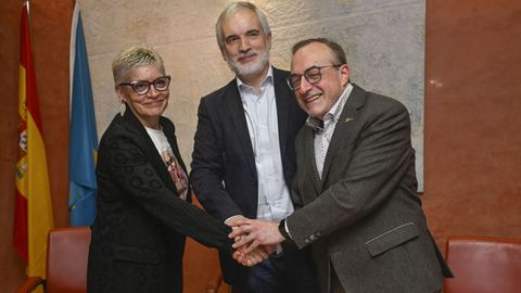 Concepci�n Saavedra (d), consejera de Salud del Principado de Asturias, Jos� Antonio Vidal (d), secretario general del Sindicato M�dico Asturias (SIMPA) y Aquilino Alonso (c) tras la firma del acuerdo tras la firma del acuerdo con el que ponen fin a la huelga de m�dicos en Asturias