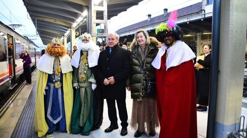 Los Reyes Magos posan con el alcalde y la concejala de Cultura