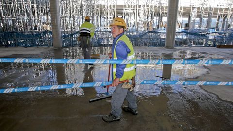 EL PRESIDENTE DE LA XUNTA ALFONSO RUEDA Y EL ALCALDE DE PONTEVEDRA MIGUEL ANXO FERNANDEZ LORES VISITAN LAS OBRAS DEL HOSPITAL GRAN MONTECELO