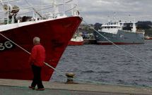 El �Mux�a�, uno de los buques sancionados, ayer en el muelle de Oza.