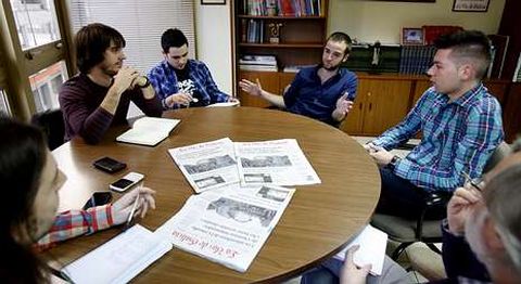 <span lang= es-es >Encuentro con los pol�ticos ourensanos del futuro</span>. De izquierda a derecha: Daniel Conde (Anova), Fabi�n Freijedo (Galiza Nova), Jos� Antonio N�voa (Xuventudes Socialistas) y Jos� Antonio Est�vez (Novas Xeraci�ns) en el transcurso del debate celebrado en La Voz de Galicia.