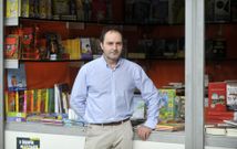 Antonio Mart�nez Pico, ayer en uno de los puestos de la feria que abre hoy al p�blico. 