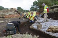 Operarios y arque�logos trabajando en el acceso al yacimiento el pasado mes de noviembre. 