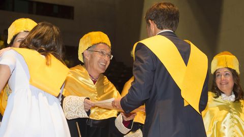 ngel Carracedo felicita a su hijo durante el acto de licenciatura en Medicina