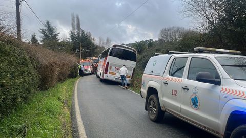 El veh�culo se sali� de la v�a y dej� a los ocupantes atrapados en su interior