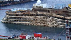 El Costa Concordia, por fin en pie