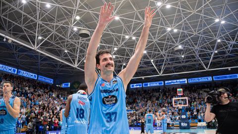 Mihajlo Andric saluda a la afici�n tras su partidazo ante el Unicaja.