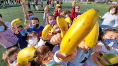Los alumnos del CEIP Seara de Moa�a, con La Palma