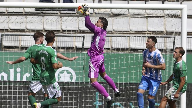 Parera, en la acci&oacute;n en una parada en A Malata, es el jugador con m&aacute;s participaci&oacute;n del Racing. 
