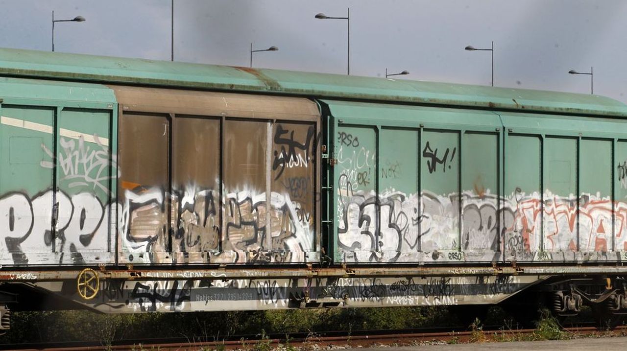 Impiden la revisión de las cámaras de unos sospechosos de grafitear un tren en Monforte