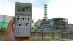 Imagen del reactor n�mero 4 de la central nuclear de Chern�bil. El dos�metro marca unos niveles muy altos de radiaci�n.
