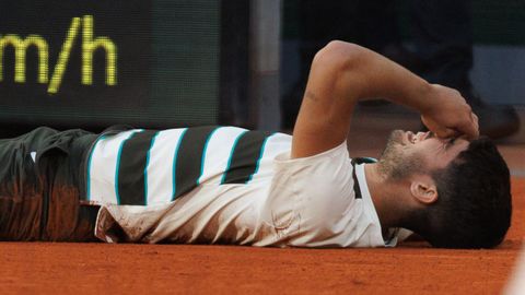 Alcaraz, sobre la pista de Roland Garros, tras conseguir la victoria.