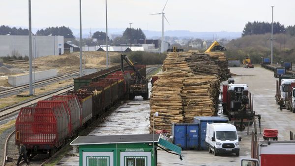 Imagen de archivo de madera en la terminal de mercanc�as de O Ceao