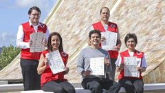 Antonio Le�n (centro), rodeado por voluntarios de Cruz Roja Santiago en la Cidade da Cultura.