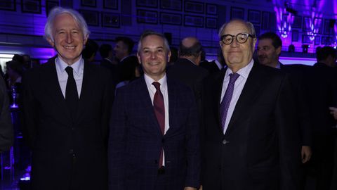 Pablo Fernández Castro, presidente de Norvento Enerxía; Enrique Mallón Otero, presidente del Consorcio Aeronáutico Gallego, y Emilio Pérez Nieto, presidente de honor del Grupo Pérez Rumbao