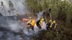 Bomberos forestales actuando en un incendio en Monforte, en una foto de archivo