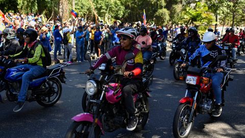 Partidarios del Gobierno de Maduro recorren en motocicletas las calles de Caracas